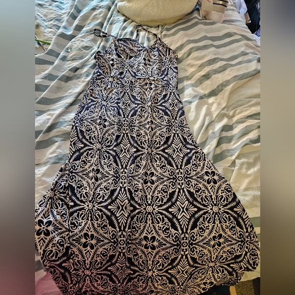 Tres Bien Dresses & Skirts - Tres Bien USA Blue & White Patterned Dress Size S